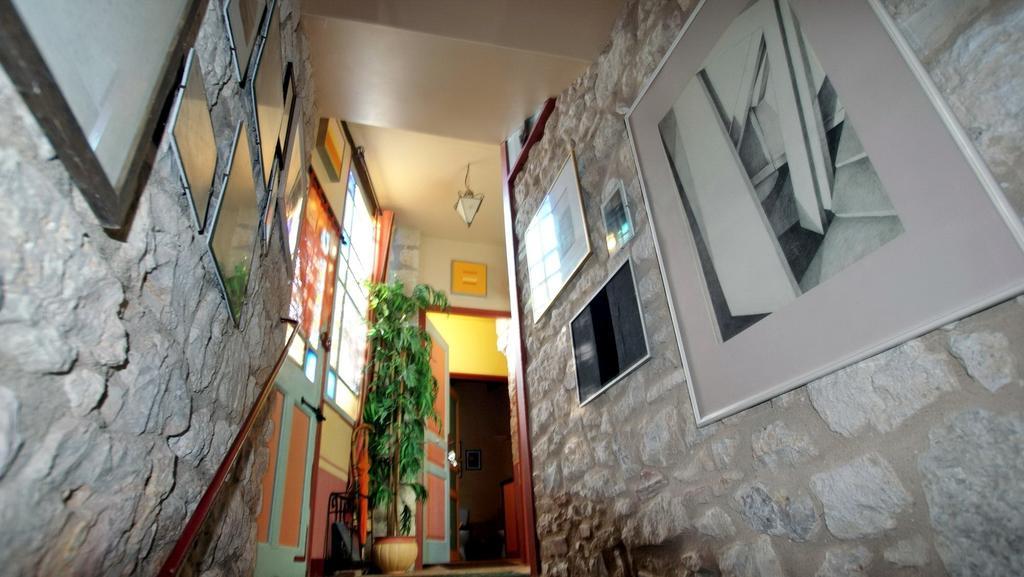 Les Chimères Puylaroque Esterno foto