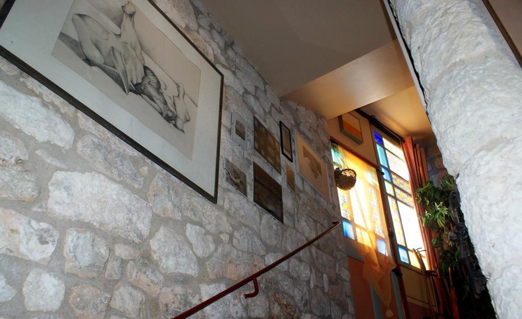 Les Chimères Puylaroque Esterno foto